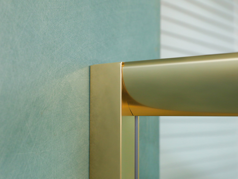 VIERKANTE verschuifbare douchewand, helder gehard glas met opdruk, goudkleurig aluminium profiel, handgreep met dubbele gaten, met lade VIERKANTE verschuifbare douchewand, helder gehard glas met opdruk, goudkleurig aluminium profiel, handgreep met dubbele gaten, met lade