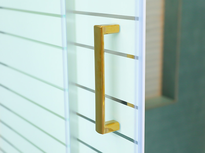 VIERKANTE verschuifbare douchewand, helder gehard glas met opdruk, goudkleurig aluminium profiel, handgreep met dubbele gaten, met lade VIERKANTE verschuifbare douchewand, helder gehard glas met opdruk, goudkleurig aluminium profiel, handgreep met dubbele gaten, met lade