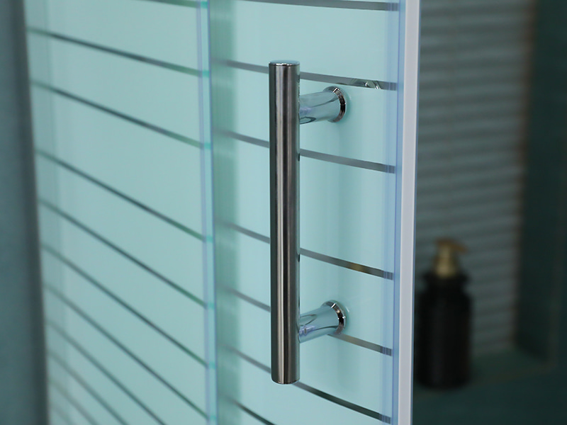 SE verschuifbare douchewand, helder gehard glas met opdruk, chroom-aluminium profiel, handgreep met dubbele gaten, met lade SE verschuifbare douchewand, helder gehard glas met opdruk, chroom-aluminium profiel, handgreep met dubbele gaten, met lade