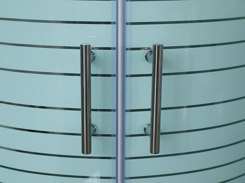 SE verschuifbare douchewand, helder gehard glas met opdruk, chroom-aluminium profiel, handgreep met dubbele gaten, met lade SE verschuifbare douchewand, helder gehard glas met opdruk, chroom-aluminium profiel, handgreep met dubbele gaten, met lade