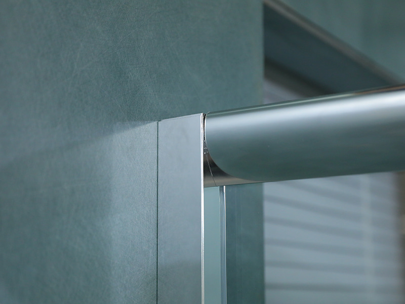 SE verschuifbare douchewand, helder gehard glas met opdruk, chroom-aluminium profiel, handgreep met dubbele gaten, met lade SE verschuifbare douchewand, helder gehard glas met opdruk, chroom-aluminium profiel, handgreep met dubbele gaten, met lade