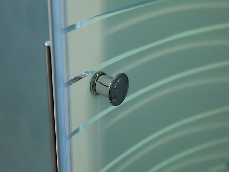 SE verschuifbare douchewand, helder gehard glas met opdruk, chroom-aluminium profiel, handgreep met dubbele gaten, met lade SE verschuifbare douchewand, helder gehard glas met opdruk, chroom-aluminium profiel, handgreep met dubbele gaten, met lade