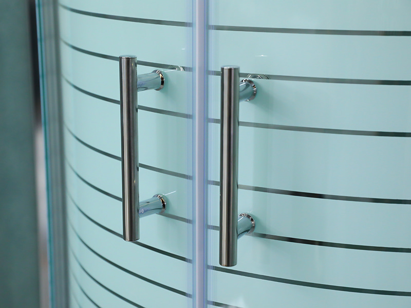 SE verschuifbare douchewand, helder gehard glas met opdruk, chroom-aluminium profiel, handgreep met dubbele gaten, met lade SE verschuifbare douchewand, helder gehard glas met opdruk, chroom-aluminium profiel, handgreep met dubbele gaten, met lade