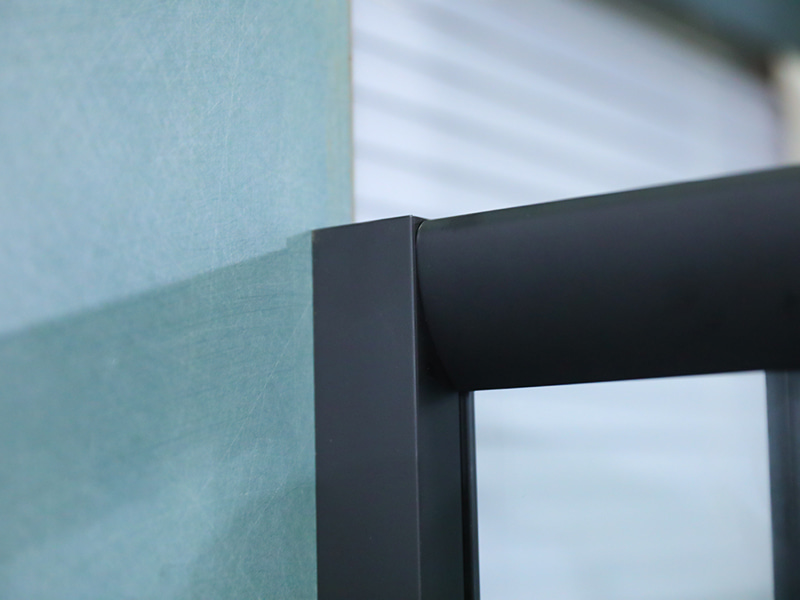 RE Schuifdouchewand, helder gehard glas met opdruk, zwart aluminium profiel, handgreep met dubbele gaten, met lade RE Schuifdouchewand, helder gehard glas met opdruk, zwart aluminium profiel, handgreep met dubbele gaten, met lade