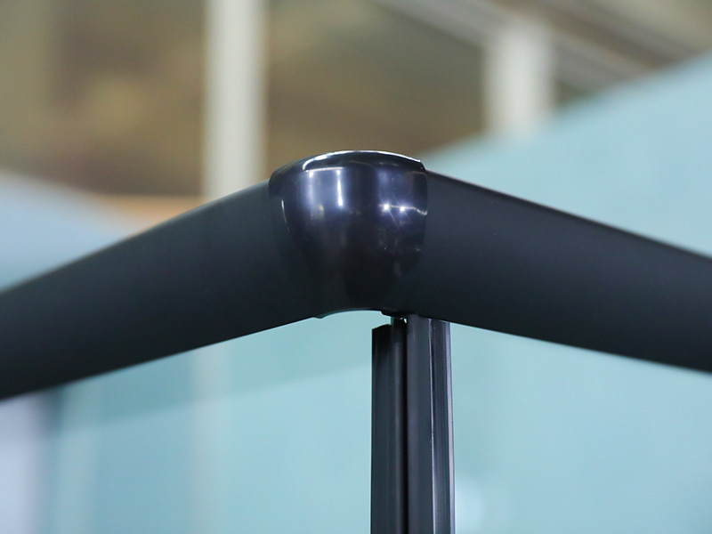 RE Schuifdouchewand, helder gehard glas met opdruk, zwart aluminium profiel, handgreep met dubbele gaten, met lade RE Schuifdouchewand, helder gehard glas met opdruk, zwart aluminium profiel, handgreep met dubbele gaten, met lade