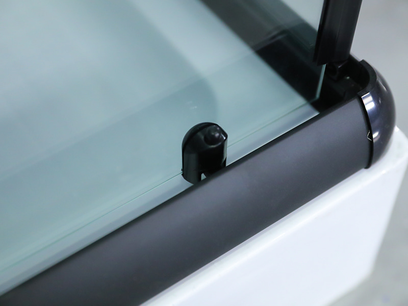 RE Schuifdouchewand, helder gehard glas met opdruk, zwart aluminium profiel, handgreep met dubbele gaten, met lade RE Schuifdouchewand, helder gehard glas met opdruk, zwart aluminium profiel, handgreep met dubbele gaten, met lade