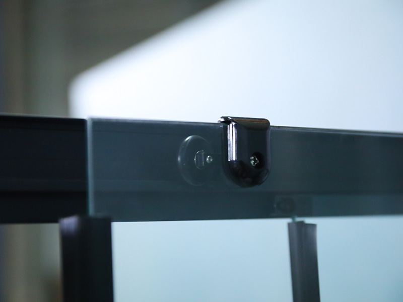 RE Schuifdouchewand, helder gehard glas met opdruk, zwart aluminium profiel, handgreep met dubbele gaten, met lade RE Schuifdouchewand, helder gehard glas met opdruk, zwart aluminium profiel, handgreep met dubbele gaten, met lade