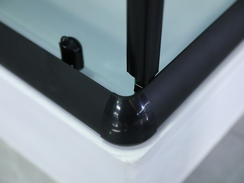 RE Schuifdouchewand, helder gehard glas met opdruk, zwart aluminium profiel, handgreep met dubbele gaten, met lade RE Schuifdouchewand, helder gehard glas met opdruk, zwart aluminium profiel, handgreep met dubbele gaten, met lade