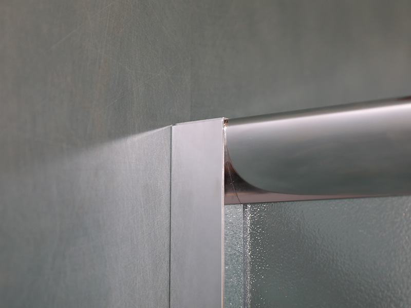 RE Glijdende douchewand, mat gehard glas, chroom aluminium profiel, handgreep met dubbele gaten, met lade RE Glijdende douchewand, mat gehard glas, chroom aluminium profiel, handgreep met dubbele gaten, met lade