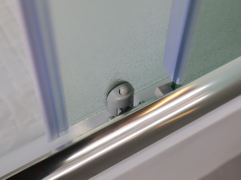 RE Glijdende douchewand, mat gehard glas, chroom aluminium profiel, handgreep met dubbele gaten, met lade RE Glijdende douchewand, mat gehard glas, chroom aluminium profiel, handgreep met dubbele gaten, met lade