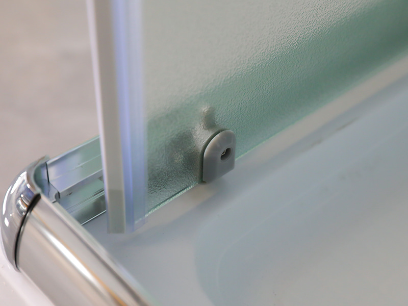 RE Glijdende douchewand, mat gehard glas, chroom aluminium profiel, handgreep met dubbele gaten, met lade RE Glijdende douchewand, mat gehard glas, chroom aluminium profiel, handgreep met dubbele gaten, met lade