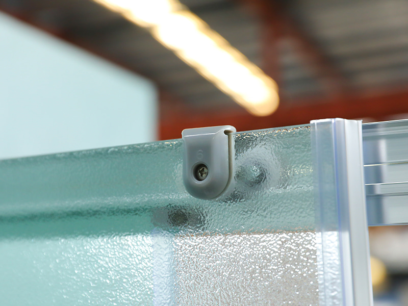 RE Glijdende douchewand, mat gehard glas, chroom aluminium profiel, handgreep met dubbele gaten, met lade RE Glijdende douchewand, mat gehard glas, chroom aluminium profiel, handgreep met dubbele gaten, met lade