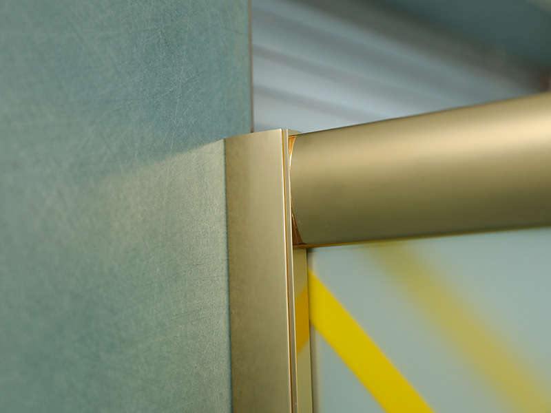 RE Glijdende douchecabine, mat gehard glas met opdruk, goudkleurig aluminium profiel, handgreep met dubbele gaten, met lade RE Glijdende douchecabine, mat gehard glas met opdruk, goudkleurig aluminium profiel, handgreep met dubbele gaten, met lade