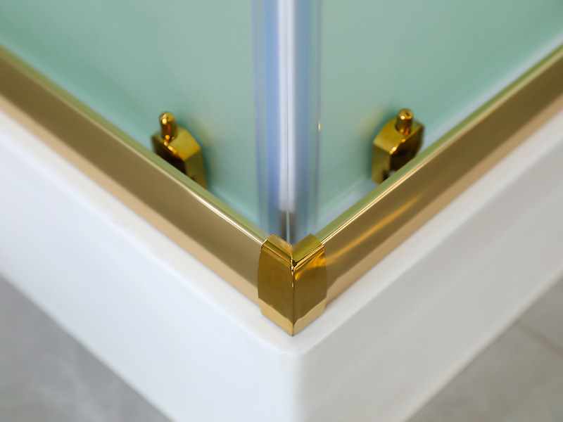 RE Glijdende douchecabine, mat gehard glas met opdruk, goudkleurig aluminium profiel, handgreep met dubbele gaten, met lade RE Glijdende douchecabine, mat gehard glas met opdruk, goudkleurig aluminium profiel, handgreep met dubbele gaten, met lade