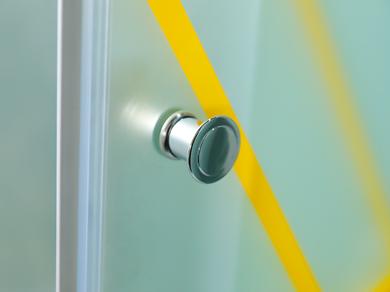 RE Glijdende douchecabine, mat gehard glas met opdruk, goudkleurig aluminium profiel, handgreep met dubbele gaten, met lade RE Glijdende douchecabine, mat gehard glas met opdruk, goudkleurig aluminium profiel, handgreep met dubbele gaten, met lade