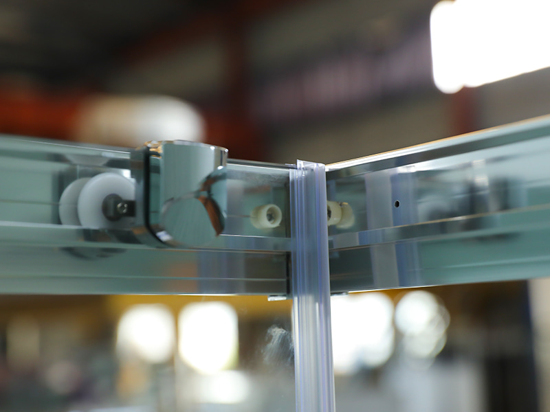 RE Schuifdouchewand, helder gehard glas, chroomaluminium profiel, handgreep met dubbele gaten, met lade RE Schuifdouchewand, helder gehard glas, chroomaluminium profiel, handgreep met dubbele gaten, met lade