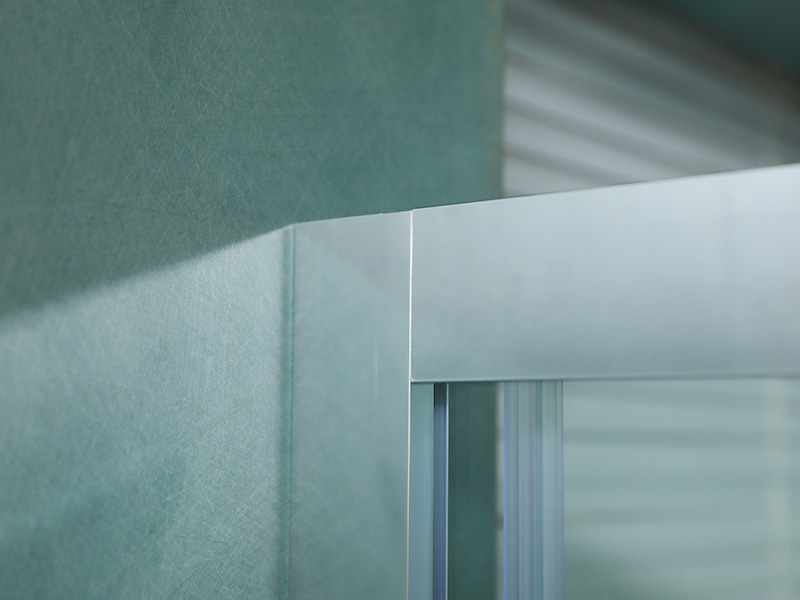 VIERKANTE verschuifbare douchewand, helder gehard glas met opdruk, wit aluminium profiel, handgreep met dubbele gaten, met lade VIERKANTE verschuifbare douchewand, helder gehard glas met opdruk, wit aluminium profiel, handgreep met dubbele gaten, met lade