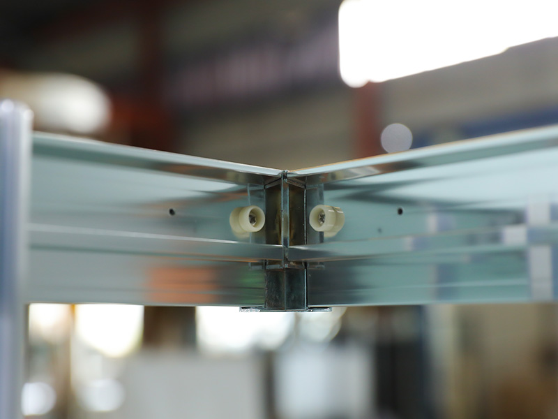 VIERKANTE verschuifbare douchewand, helder gehard glas met opdruk, wit aluminium profiel, handgreep met dubbele gaten, met lade VIERKANTE verschuifbare douchewand, helder gehard glas met opdruk, wit aluminium profiel, handgreep met dubbele gaten, met lade