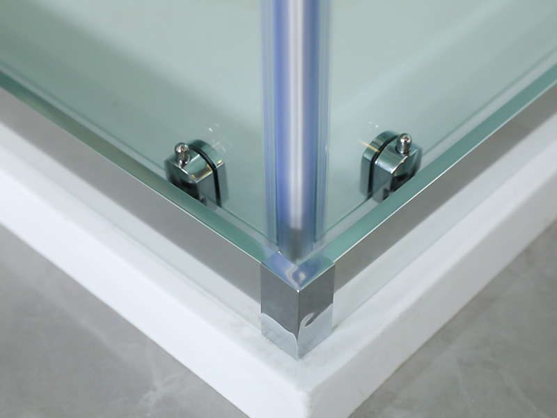 VIERKANTE verschuifbare douchewand, helder gehard glas met opdruk, wit aluminium profiel, handgreep met dubbele gaten, met lade VIERKANTE verschuifbare douchewand, helder gehard glas met opdruk, wit aluminium profiel, handgreep met dubbele gaten, met lade