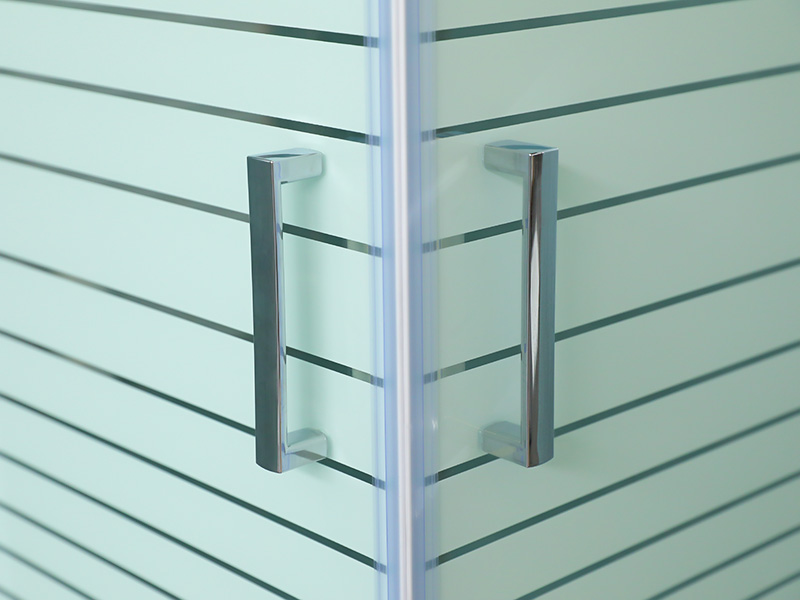VIERKANTE verschuifbare douchewand, helder gehard glas met opdruk, wit aluminium profiel, handgreep met dubbele gaten, met lade VIERKANTE verschuifbare douchewand, helder gehard glas met opdruk, wit aluminium profiel, handgreep met dubbele gaten, met lade