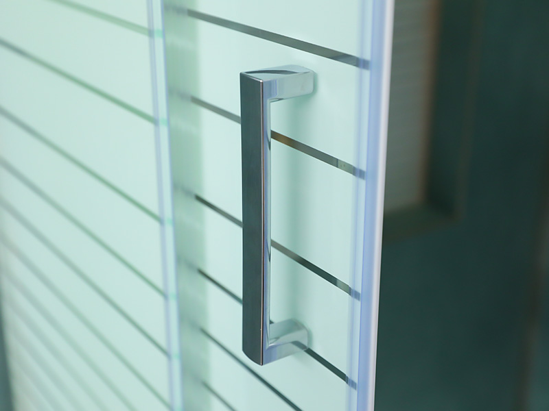 VIERKANTE verschuifbare douchewand, helder gehard glas met opdruk, wit aluminium profiel, handgreep met dubbele gaten, met lade VIERKANTE verschuifbare douchewand, helder gehard glas met opdruk, wit aluminium profiel, handgreep met dubbele gaten, met lade