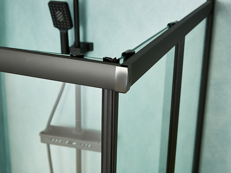 SQ verschuifbare douchewand, helder gehard glas, zwart aluminium profiel, handgreep met dubbele gaten, met lade SQ verschuifbare douchewand, helder gehard glas, zwart aluminium profiel, handgreep met dubbele gaten, met lade