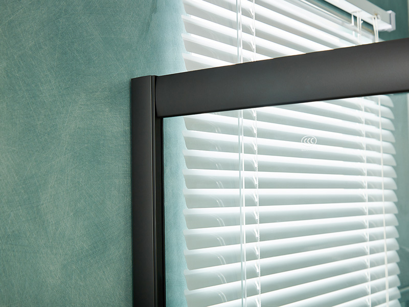 SQ verschuifbare douchewand, helder gehard glas, zwart aluminium profiel, handgreep met dubbele gaten, met lade SQ verschuifbare douchewand, helder gehard glas, zwart aluminium profiel, handgreep met dubbele gaten, met lade