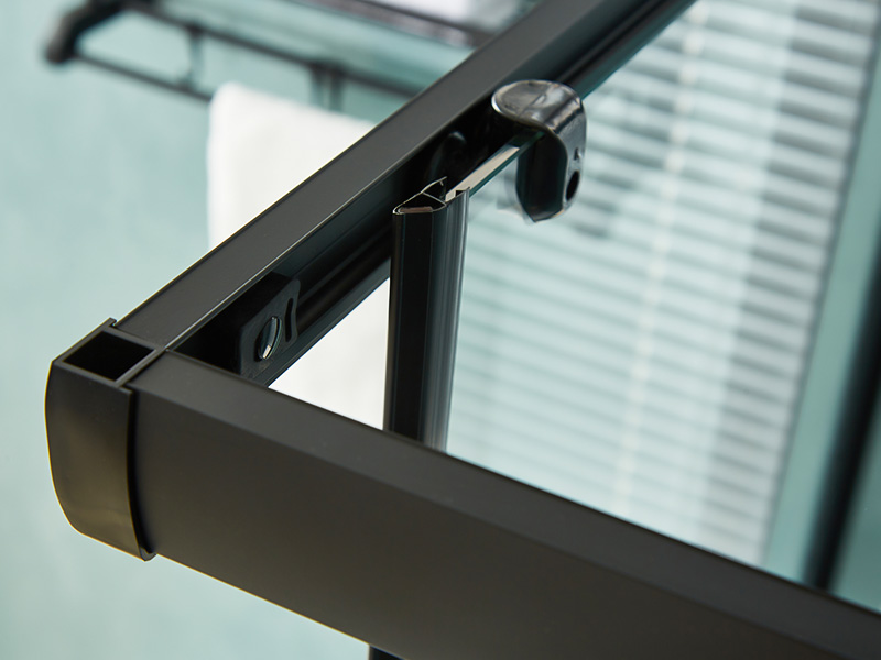 SQ verschuifbare douchewand, helder gehard glas, zwart aluminium profiel, handgreep met dubbele gaten, met lade SQ verschuifbare douchewand, helder gehard glas, zwart aluminium profiel, handgreep met dubbele gaten, met lade