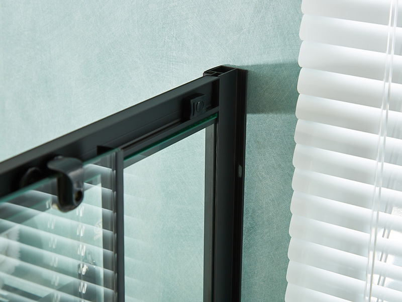 SQ verschuifbare douchewand, helder gehard glas, zwart aluminium profiel, handgreep met dubbele gaten, met lade SQ verschuifbare douchewand, helder gehard glas, zwart aluminium profiel, handgreep met dubbele gaten, met lade