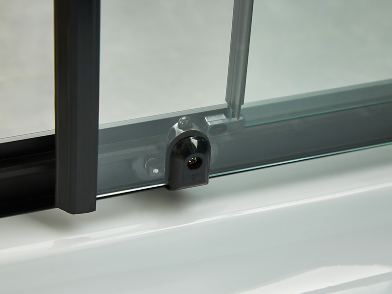 SQ verschuifbare douchewand, helder gehard glas, zwart aluminium profiel, handgreep met dubbele gaten, met lade SQ verschuifbare douchewand, helder gehard glas, zwart aluminium profiel, handgreep met dubbele gaten, met lade