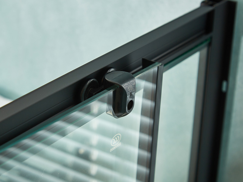 SQ verschuifbare douchewand, helder gehard glas, zwart aluminium profiel, handgreep met dubbele gaten, met lade SQ verschuifbare douchewand, helder gehard glas, zwart aluminium profiel, handgreep met dubbele gaten, met lade