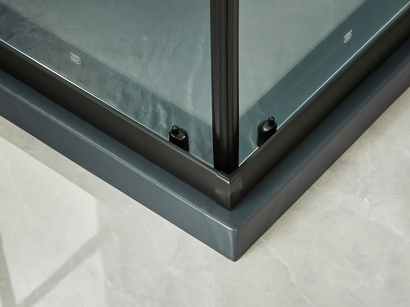 SQ verschuifbare douchewand, helder gehard glas, zwart aluminium profiel, handgreep met dubbele gaten, met lade SQ verschuifbare douchewand, helder gehard glas, zwart aluminium profiel, handgreep met dubbele gaten, met lade