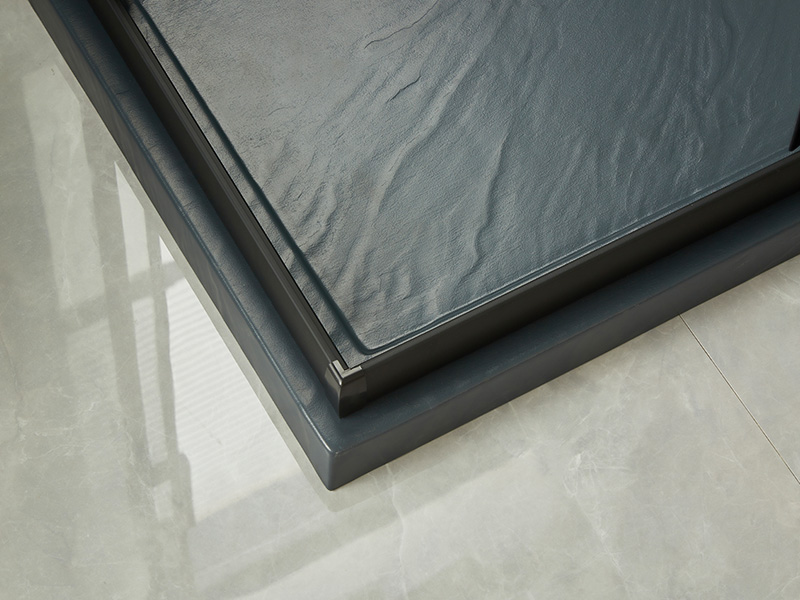 SQ verschuifbare douchewand, helder gehard glas, zwart aluminium profiel, handgreep met dubbele gaten, met lade SQ verschuifbare douchewand, helder gehard glas, zwart aluminium profiel, handgreep met dubbele gaten, met lade