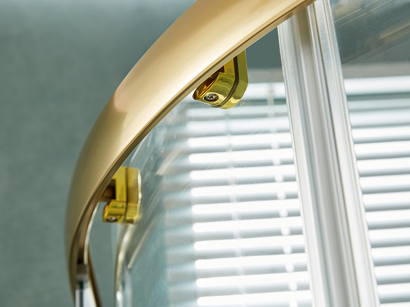 SE verschuifbare douchewand, helder gehard glas, goudkleurig aluminium profiel, handgreep met dubbele gaten, zonder lade SE verschuifbare douchewand, helder gehard glas, goudkleurig aluminium profiel, handgreep met dubbele gaten, zonder lade