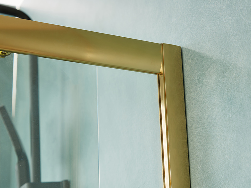SE verschuifbare douchewand, helder gehard glas, goudkleurig aluminium profiel, handgreep met dubbele gaten, zonder lade SE verschuifbare douchewand, helder gehard glas, goudkleurig aluminium profiel, handgreep met dubbele gaten, zonder lade