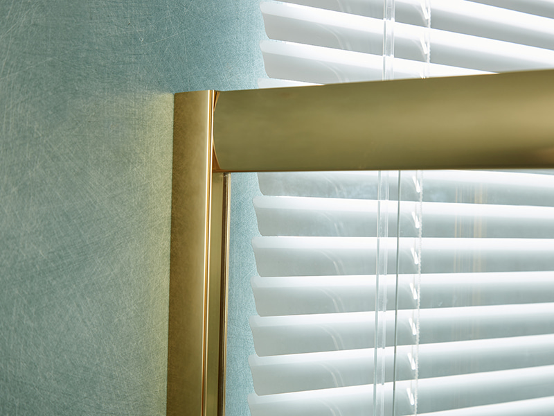 SE verschuifbare douchewand, helder gehard glas, goudkleurig aluminium profiel, handgreep met dubbele gaten, zonder lade SE verschuifbare douchewand, helder gehard glas, goudkleurig aluminium profiel, handgreep met dubbele gaten, zonder lade