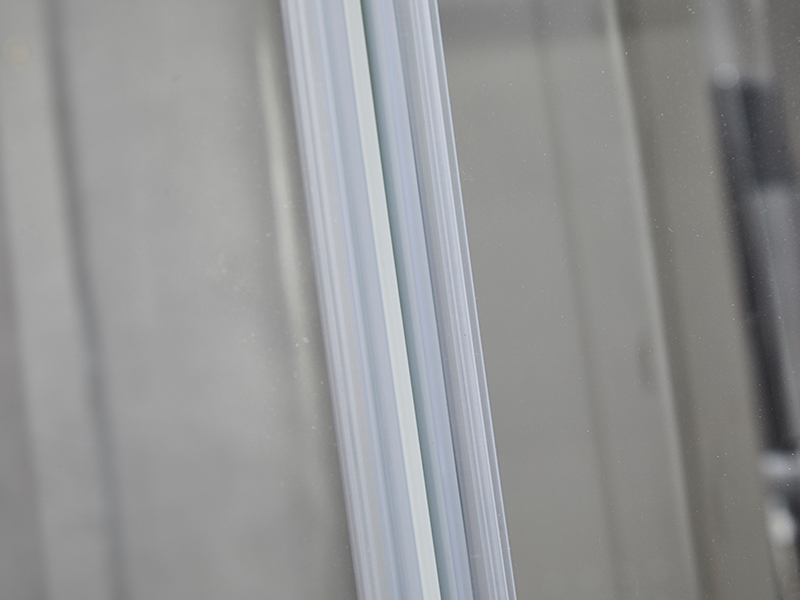 SE verschuifbare douchewand, helder gehard glas, chroomaluminium profiel, handgreep met dubbele gaten, zonder lade SE verschuifbare douchewand, helder gehard glas, chroomaluminium profiel, handgreep met dubbele gaten, zonder lade