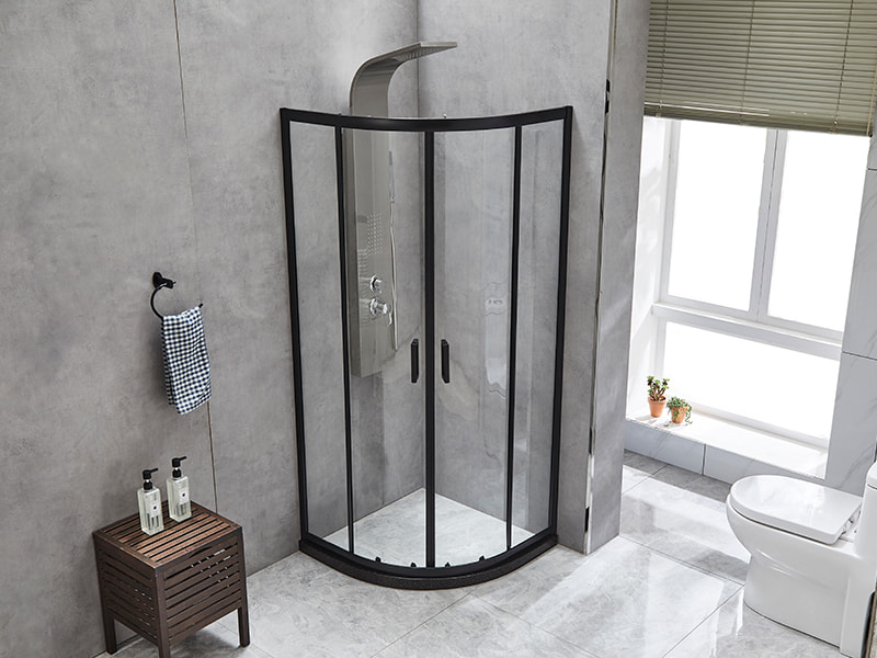 SE verschuifbare douchewand, helder gehard glas, zwart aluminium profiel, handgreep met dubbele gaten, zonder lade SE verschuifbare douchewand, helder gehard glas, zwart aluminium profiel, handgreep met dubbele gaten, zonder lade