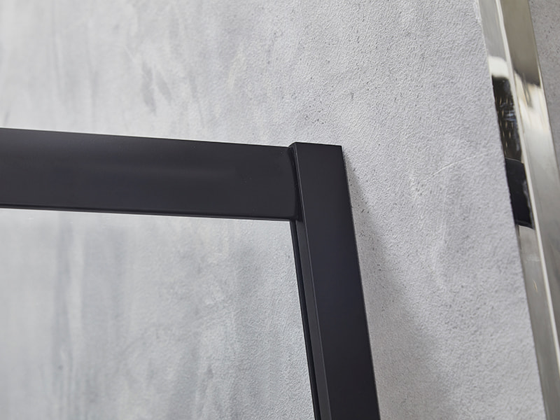 SE verschuifbare douchewand, helder gehard glas, zwart aluminium profiel, handgreep met dubbele gaten, zonder lade SE verschuifbare douchewand, helder gehard glas, zwart aluminium profiel, handgreep met dubbele gaten, zonder lade