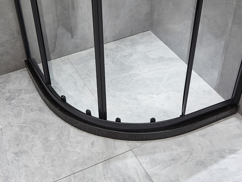 SE verschuifbare douchewand, helder gehard glas, zwart aluminium profiel, handgreep met dubbele gaten, zonder lade SE verschuifbare douchewand, helder gehard glas, zwart aluminium profiel, handgreep met dubbele gaten, zonder lade