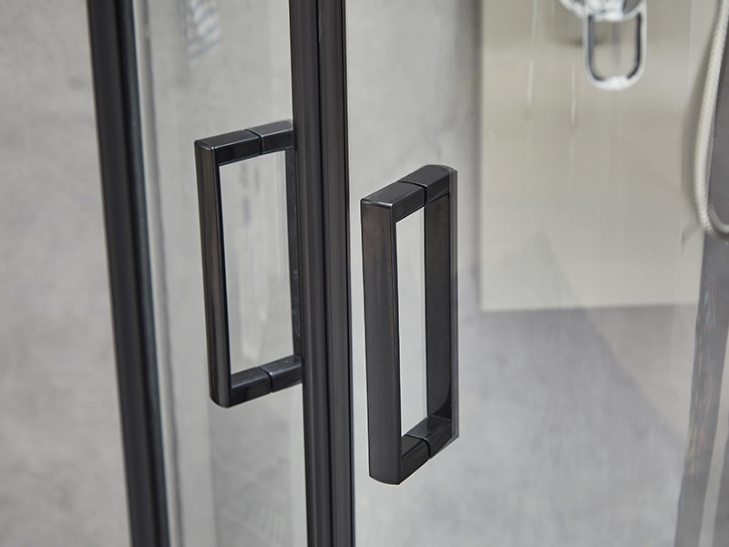 SE verschuifbare douchewand, helder gehard glas, zwart aluminium profiel, handgreep met dubbele gaten, zonder lade SE verschuifbare douchewand, helder gehard glas, zwart aluminium profiel, handgreep met dubbele gaten, zonder lade