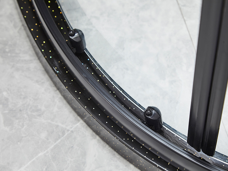 SE verschuifbare douchewand, helder gehard glas, zwart aluminium profiel, handgreep met dubbele gaten, zonder lade SE verschuifbare douchewand, helder gehard glas, zwart aluminium profiel, handgreep met dubbele gaten, zonder lade