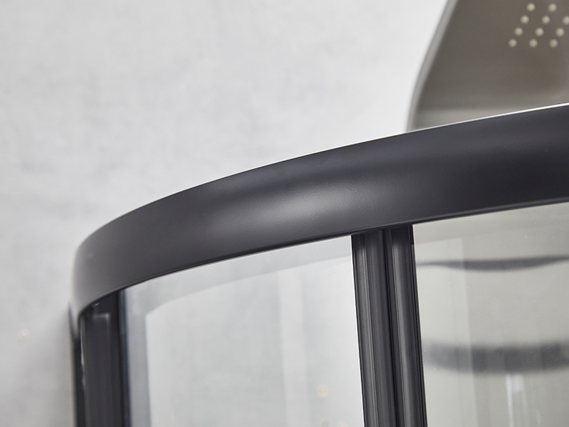 SE verschuifbare douchewand, helder gehard glas, zwart aluminium profiel, handgreep met dubbele gaten, zonder lade SE verschuifbare douchewand, helder gehard glas, zwart aluminium profiel, handgreep met dubbele gaten, zonder lade