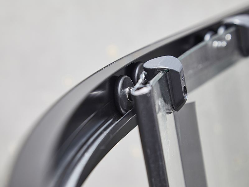 SE verschuifbare douchewand, helder gehard glas, zwart aluminium profiel, handgreep met dubbele gaten, zonder lade SE verschuifbare douchewand, helder gehard glas, zwart aluminium profiel, handgreep met dubbele gaten, zonder lade