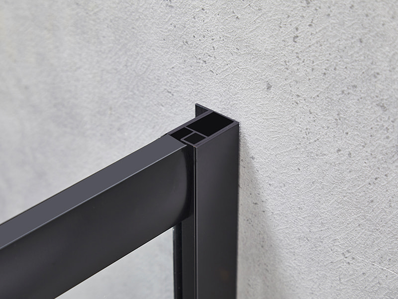 SE verschuifbare douchewand, helder gehard glas, zwart aluminium profiel, handgreep met dubbele gaten, zonder lade SE verschuifbare douchewand, helder gehard glas, zwart aluminium profiel, handgreep met dubbele gaten, zonder lade