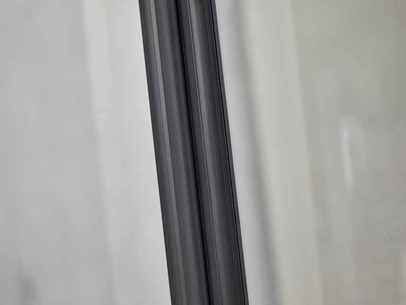 SE verschuifbare douchewand, helder gehard glas, zwart aluminium profiel, handgreep met dubbele gaten, zonder lade SE verschuifbare douchewand, helder gehard glas, zwart aluminium profiel, handgreep met dubbele gaten, zonder lade