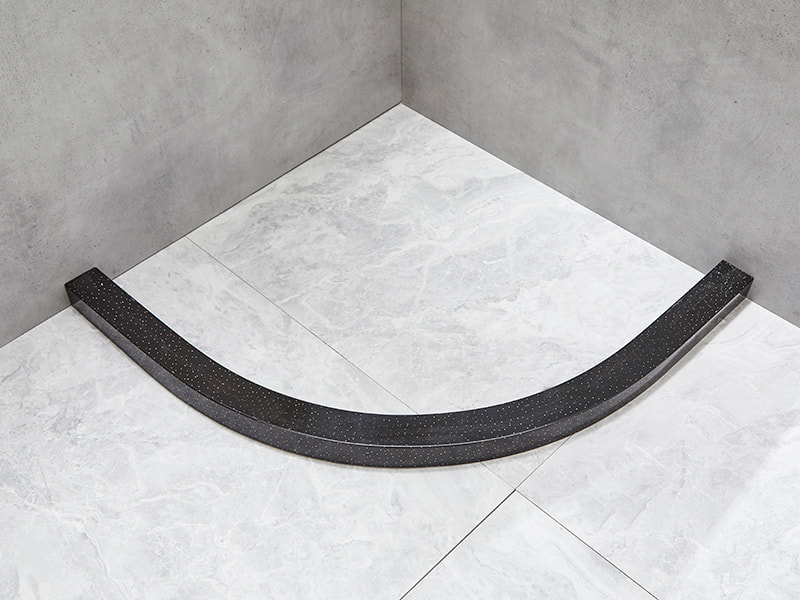 SE verschuifbare douchewand, helder gehard glas, zwart aluminium profiel, handgreep met dubbele gaten, zonder lade SE verschuifbare douchewand, helder gehard glas, zwart aluminium profiel, handgreep met dubbele gaten, zonder lade